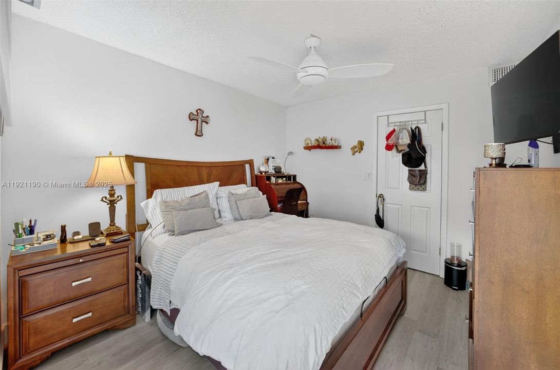 For Sale: $400,000 (2 beds, 2 baths, 1078 Square Feet)