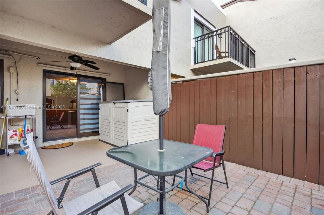 For Sale: $400,000 (2 beds, 2 baths, 1078 Square Feet)