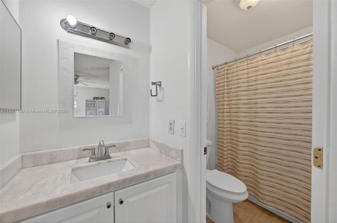 For Sale: $400,000 (2 beds, 2 baths, 1078 Square Feet)
