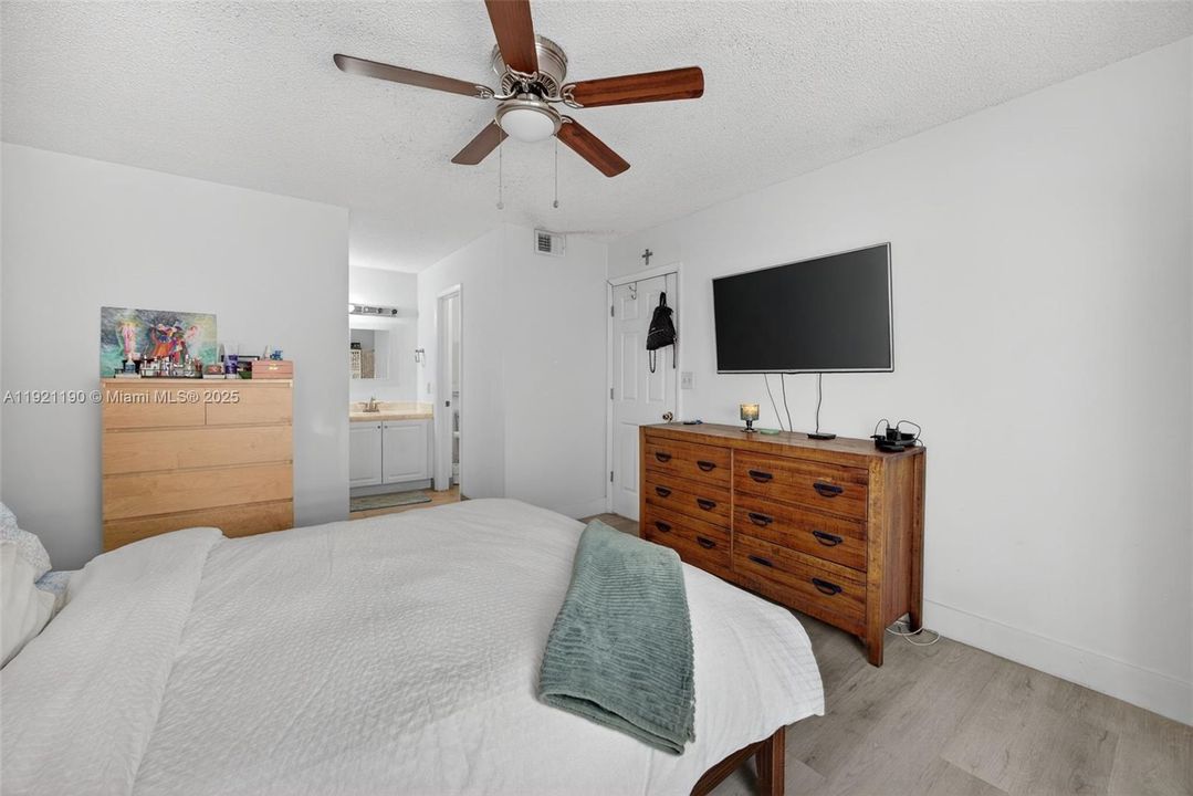 For Sale: $400,000 (2 beds, 2 baths, 1078 Square Feet)