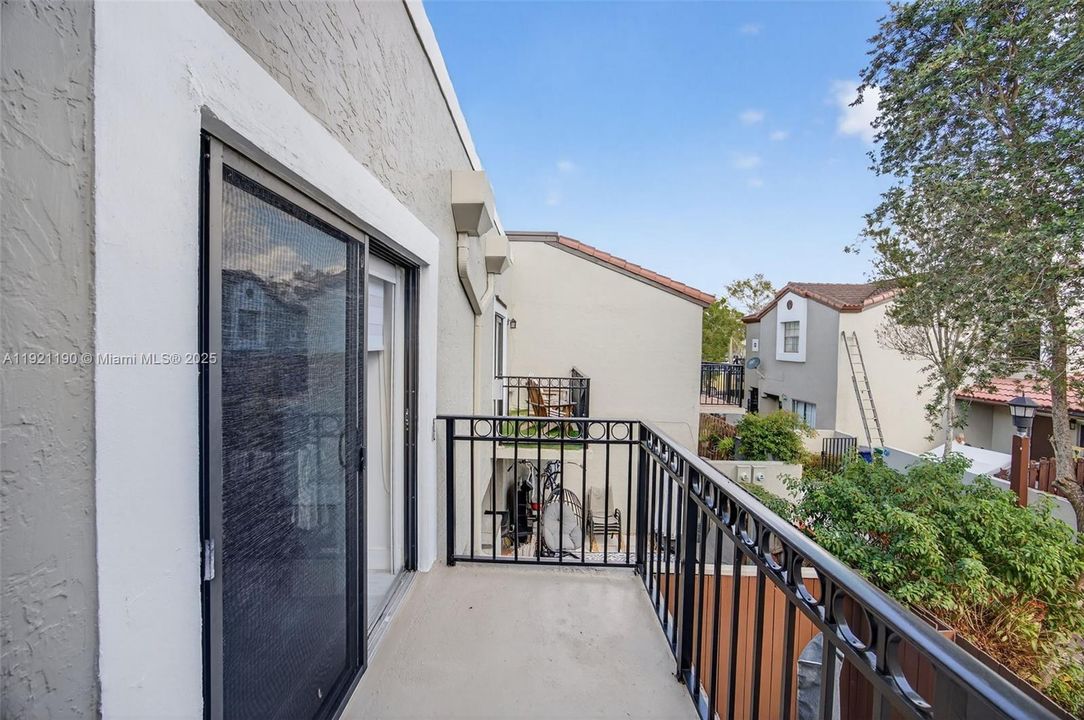 For Sale: $400,000 (2 beds, 2 baths, 1078 Square Feet)