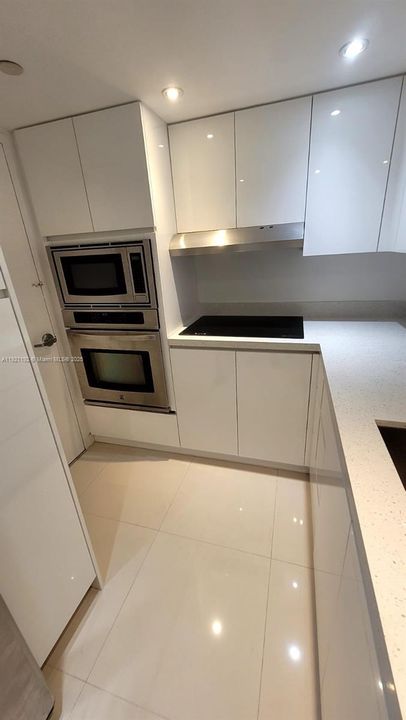 For Sale: $420,000 (1 beds, 1 baths, 837 Square Feet)