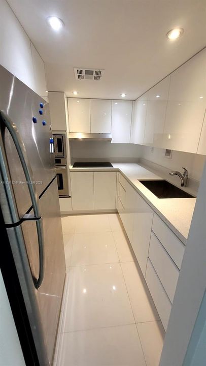 For Sale: $420,000 (1 beds, 1 baths, 837 Square Feet)