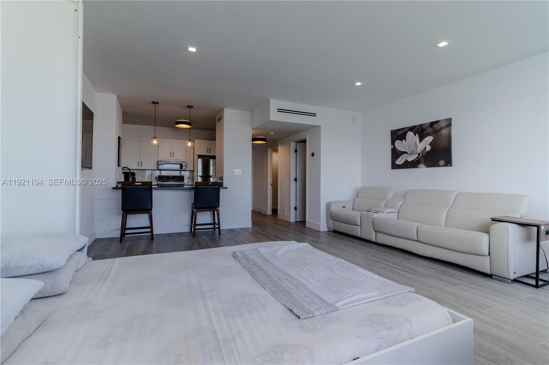 出租: $3,500 (0 贝兹, 1 浴室, 592 平方英尺)