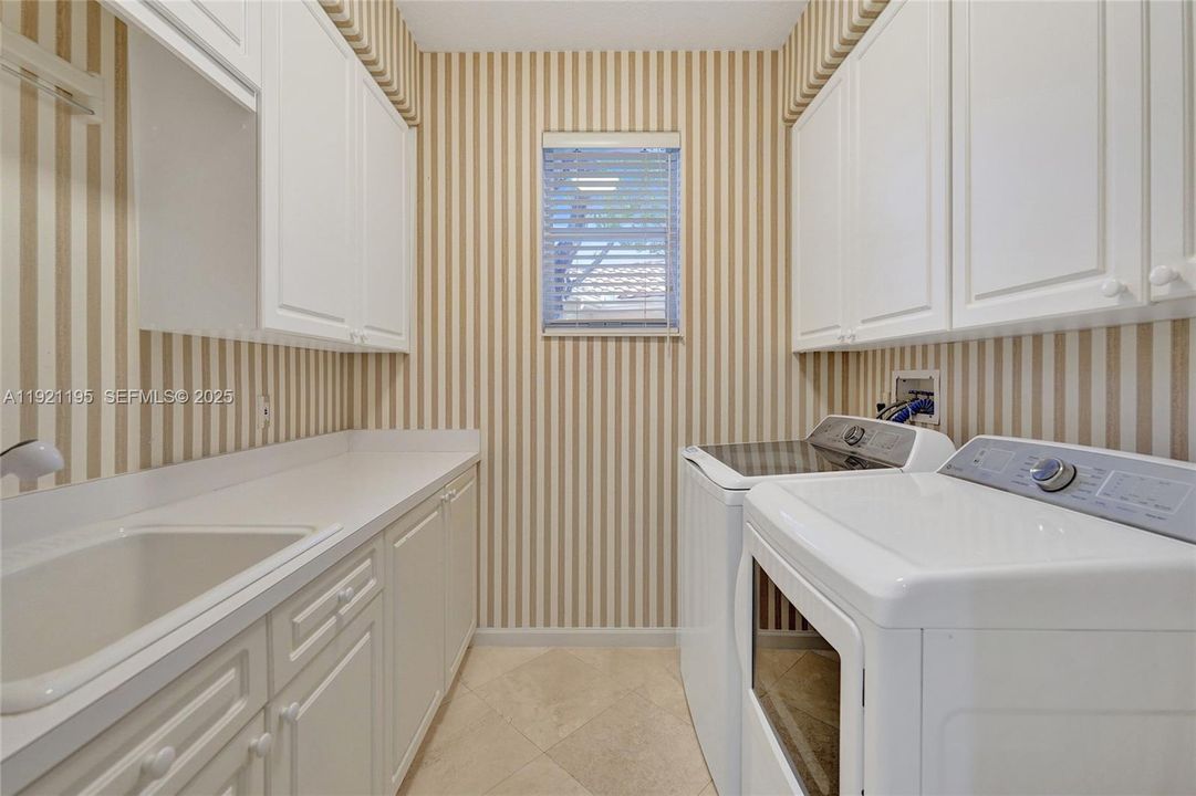 For Sale: $1,590,000 (3 beds, 4 baths, 2824 Square Feet)