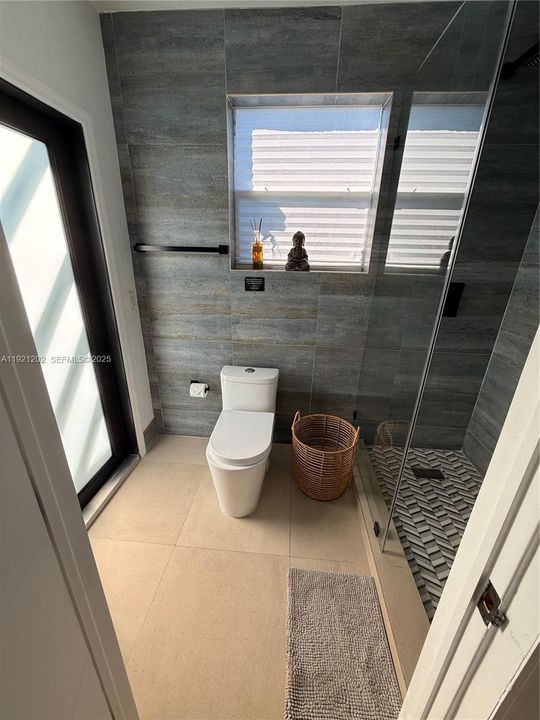 For Sale: $820,000 (2 beds, 1 baths, 1169 Square Feet)