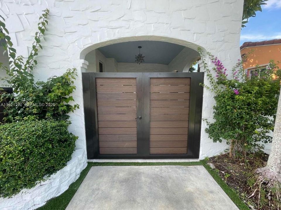 For Sale: $820,000 (2 beds, 1 baths, 1169 Square Feet)