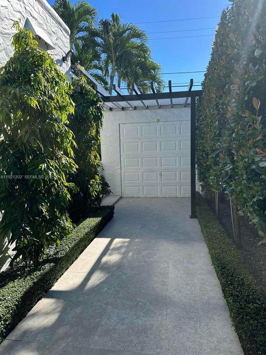 For Sale: $820,000 (2 beds, 1 baths, 1169 Square Feet)