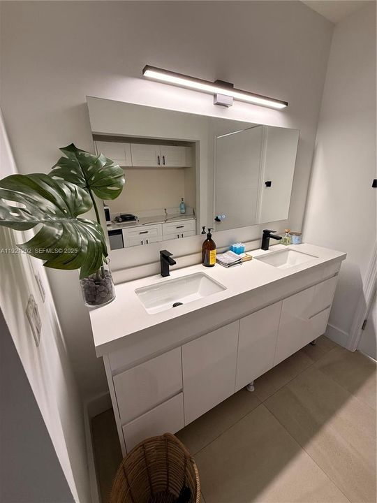 For Sale: $820,000 (2 beds, 1 baths, 1169 Square Feet)