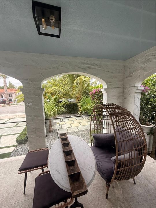 For Sale: $820,000 (2 beds, 1 baths, 1169 Square Feet)