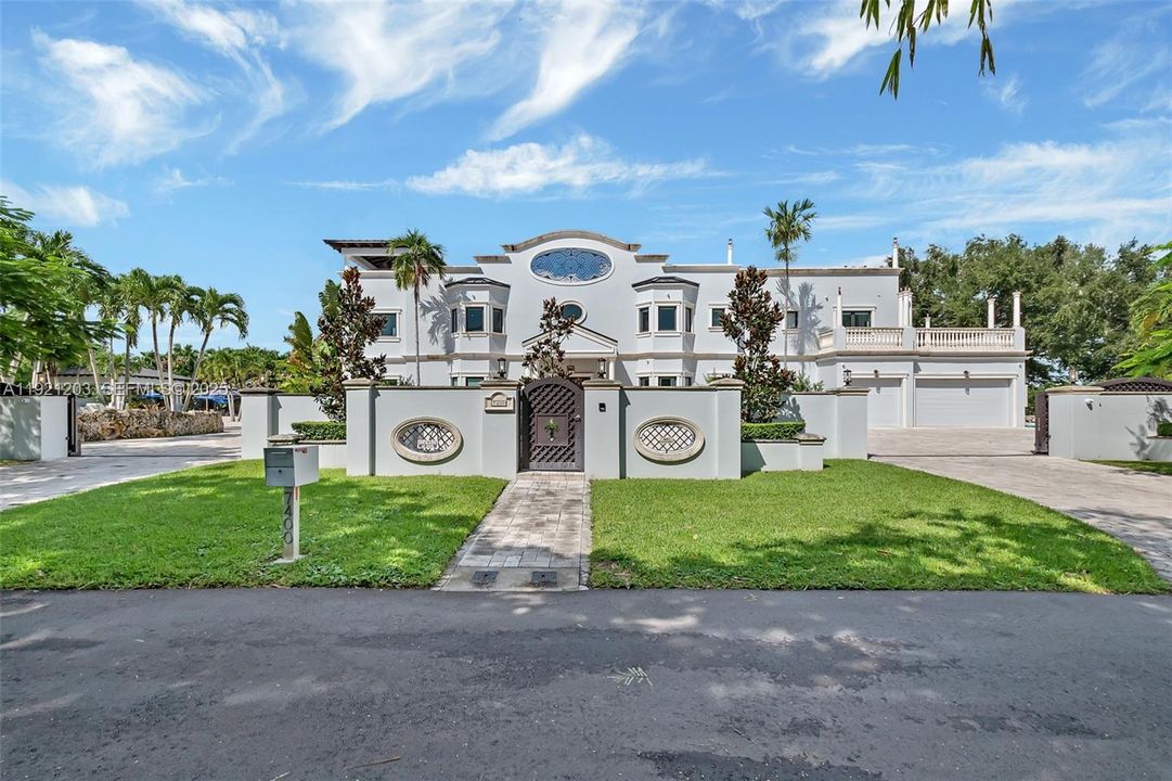 For Sale: $5,399,000 (9 beds, 8 baths, 8284 Square Feet)