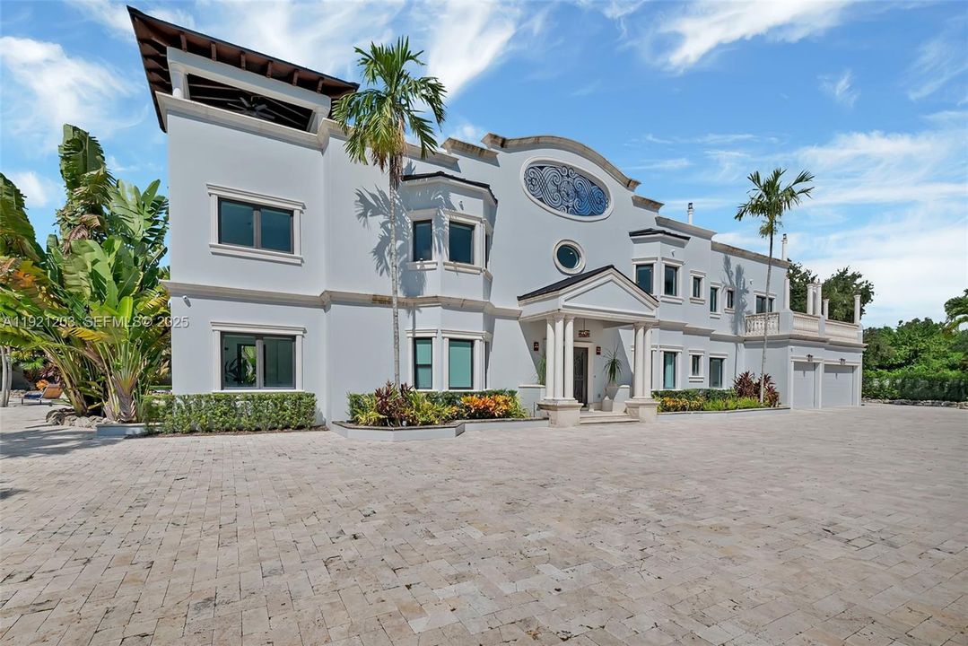 For Sale: $5,399,000 (9 beds, 8 baths, 8284 Square Feet)