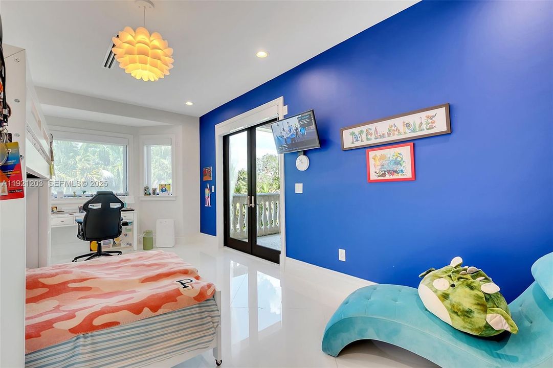 For Sale: $5,399,000 (9 beds, 8 baths, 8284 Square Feet)