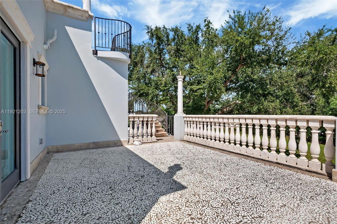 For Sale: $5,399,000 (9 beds, 8 baths, 8284 Square Feet)