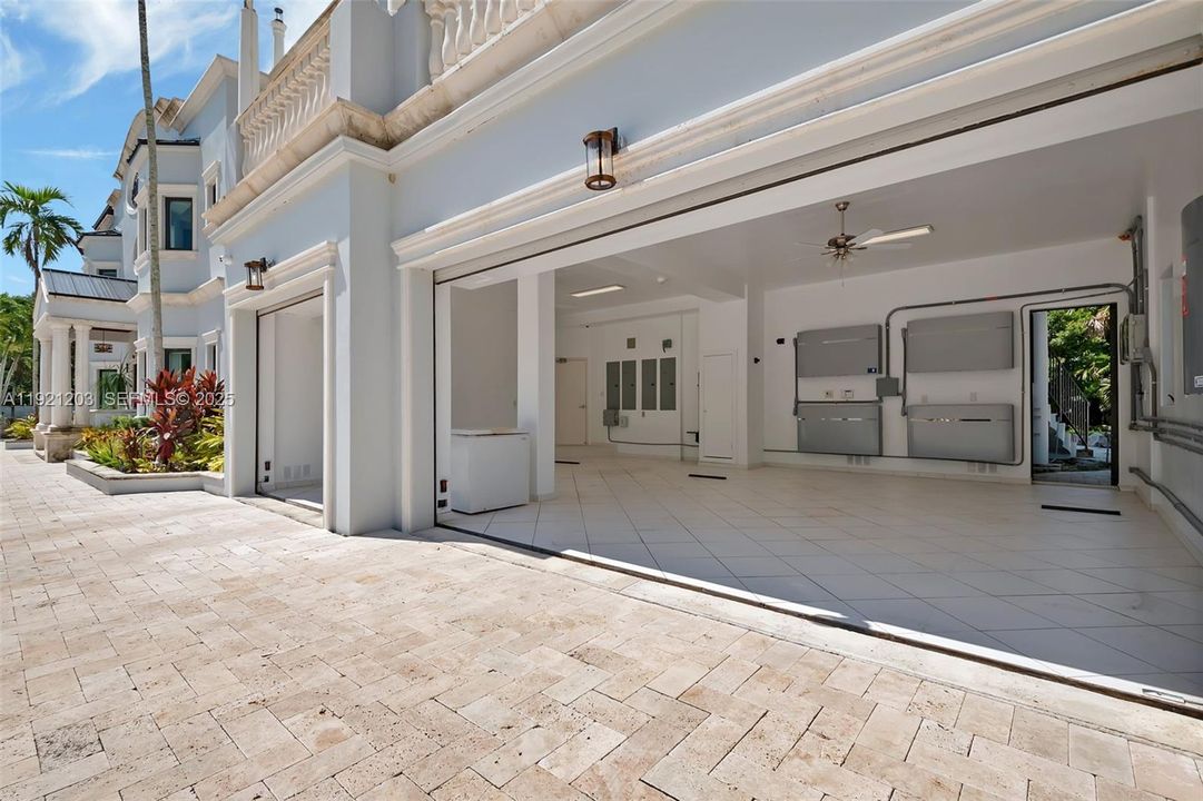 For Sale: $5,399,000 (9 beds, 8 baths, 8284 Square Feet)