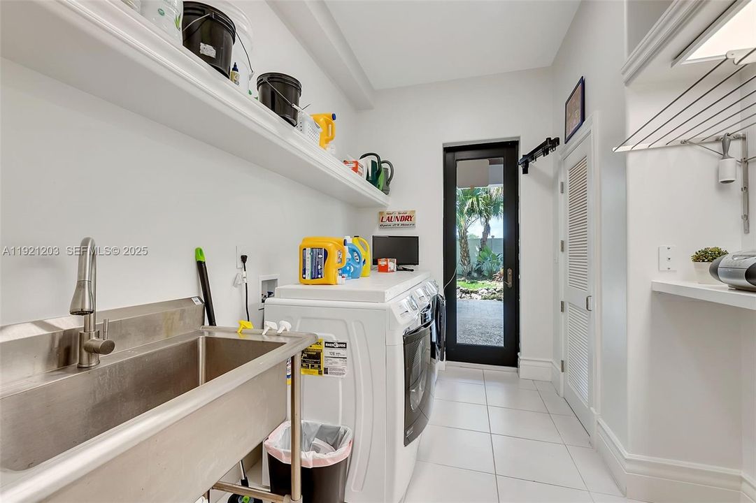 For Sale: $5,399,000 (9 beds, 8 baths, 8284 Square Feet)