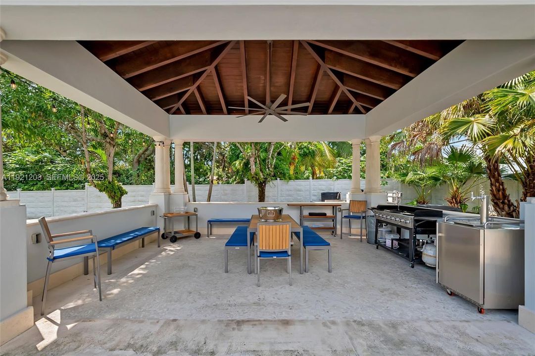 For Sale: $5,399,000 (9 beds, 8 baths, 8284 Square Feet)