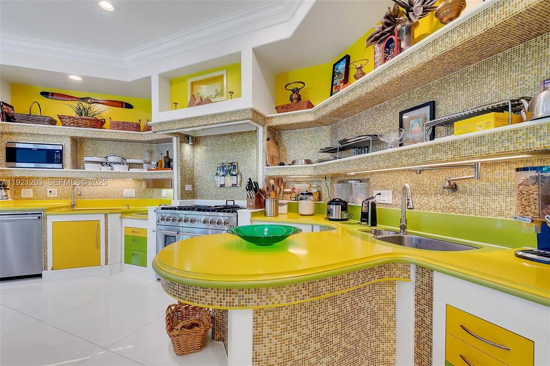 For Sale: $5,399,000 (9 beds, 8 baths, 8284 Square Feet)