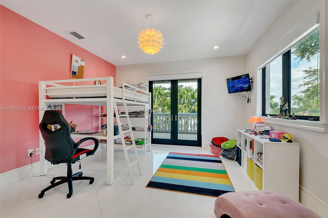 For Sale: $5,399,000 (9 beds, 8 baths, 8284 Square Feet)