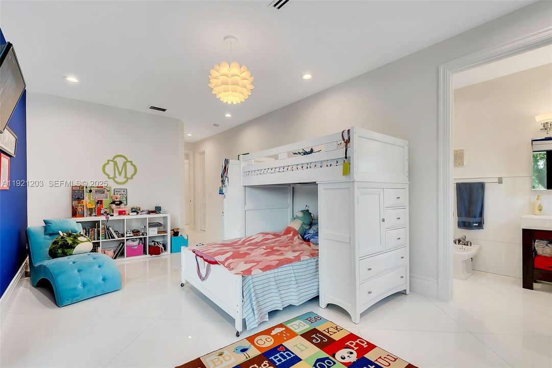 For Sale: $5,399,000 (9 beds, 8 baths, 8284 Square Feet)