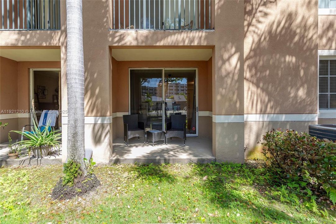 Active With Contract: $2,300 (1 beds, 1 baths, 697 Square Feet)