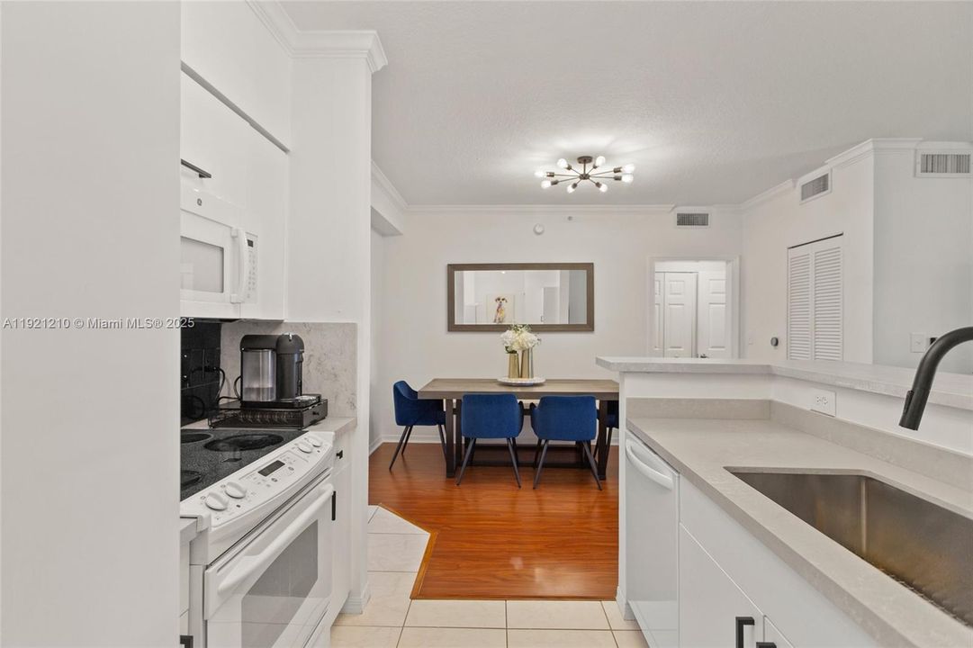 Active With Contract: $2,300 (1 beds, 1 baths, 697 Square Feet)