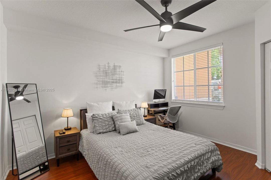 Active With Contract: $2,300 (1 beds, 1 baths, 697 Square Feet)