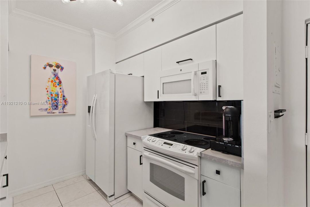 Active With Contract: $2,300 (1 beds, 1 baths, 697 Square Feet)
