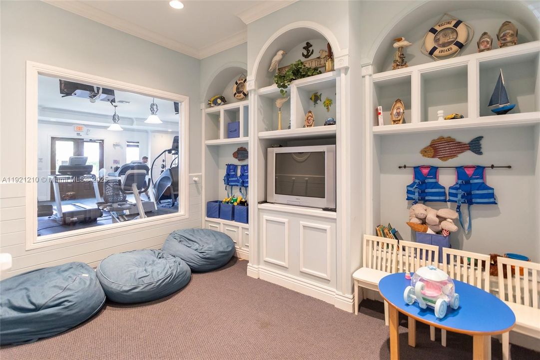 Active With Contract: $2,300 (1 beds, 1 baths, 697 Square Feet)