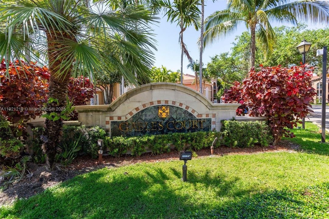 Active With Contract: $2,300 (1 beds, 1 baths, 697 Square Feet)