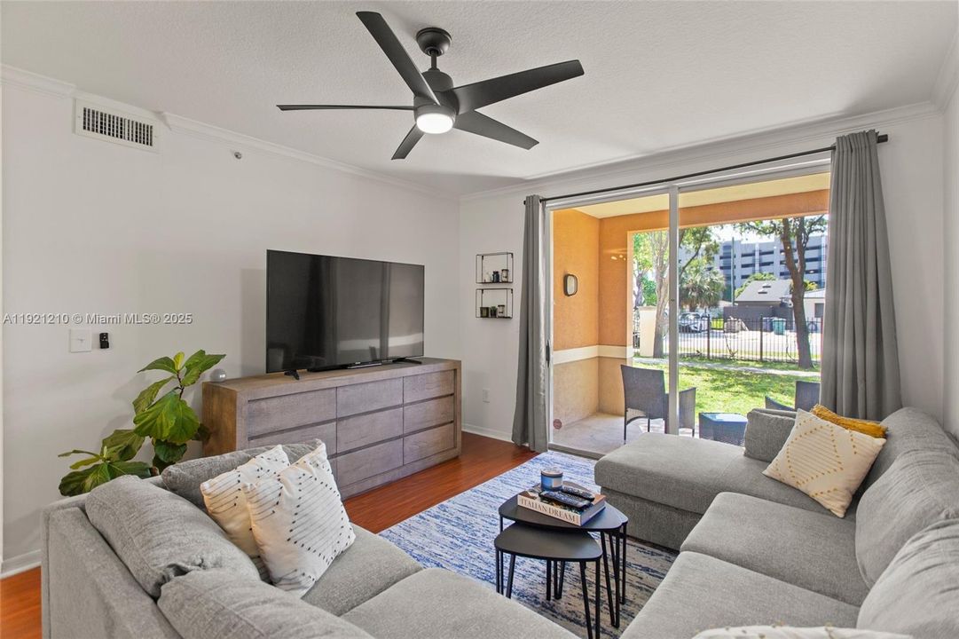 Active With Contract: $2,300 (1 beds, 1 baths, 697 Square Feet)