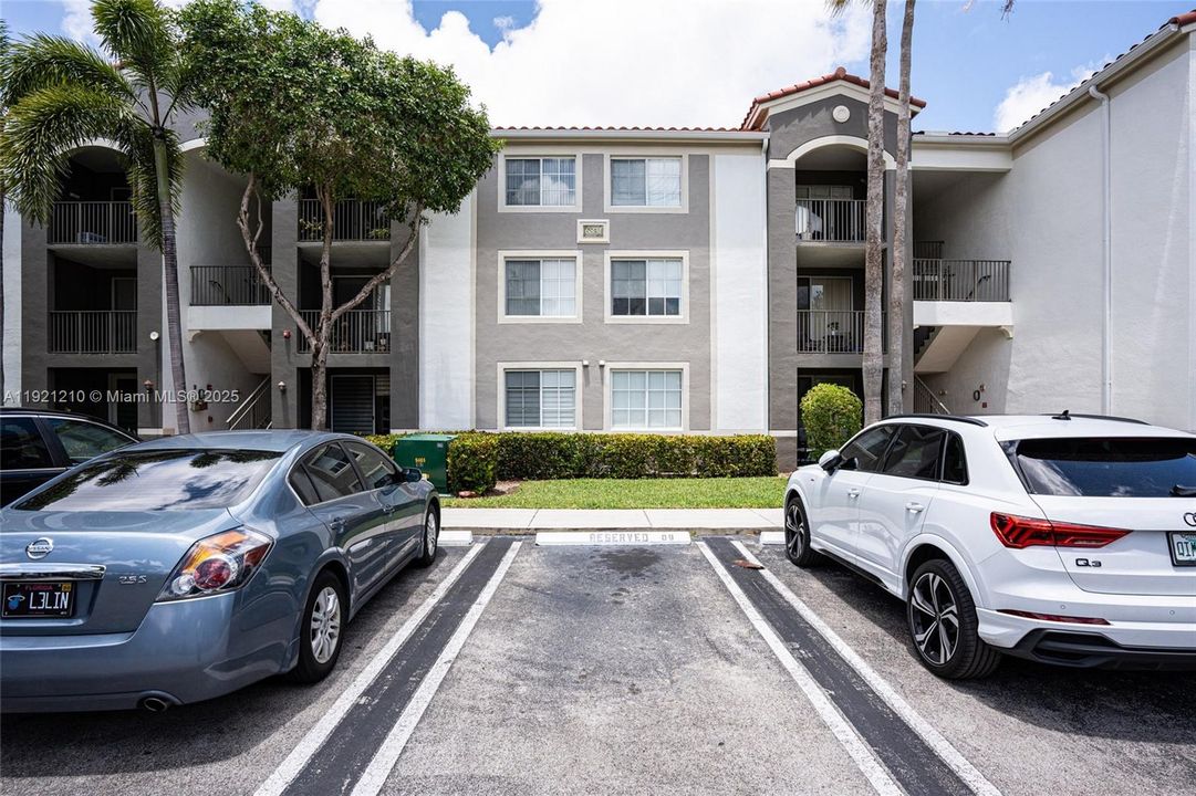 Active With Contract: $2,300 (1 beds, 1 baths, 697 Square Feet)