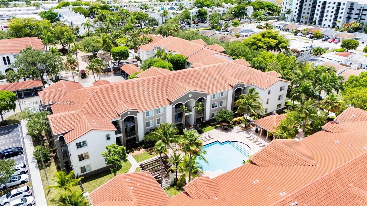 Active With Contract: $2,300 (1 beds, 1 baths, 697 Square Feet)