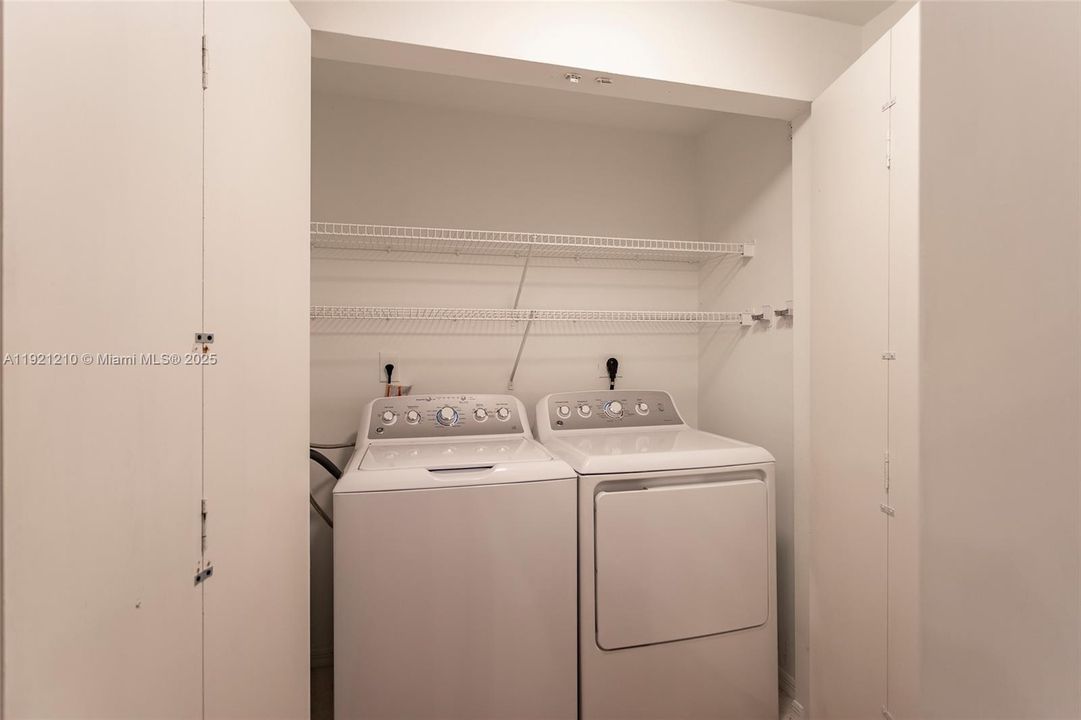 Active With Contract: $2,300 (1 beds, 1 baths, 697 Square Feet)