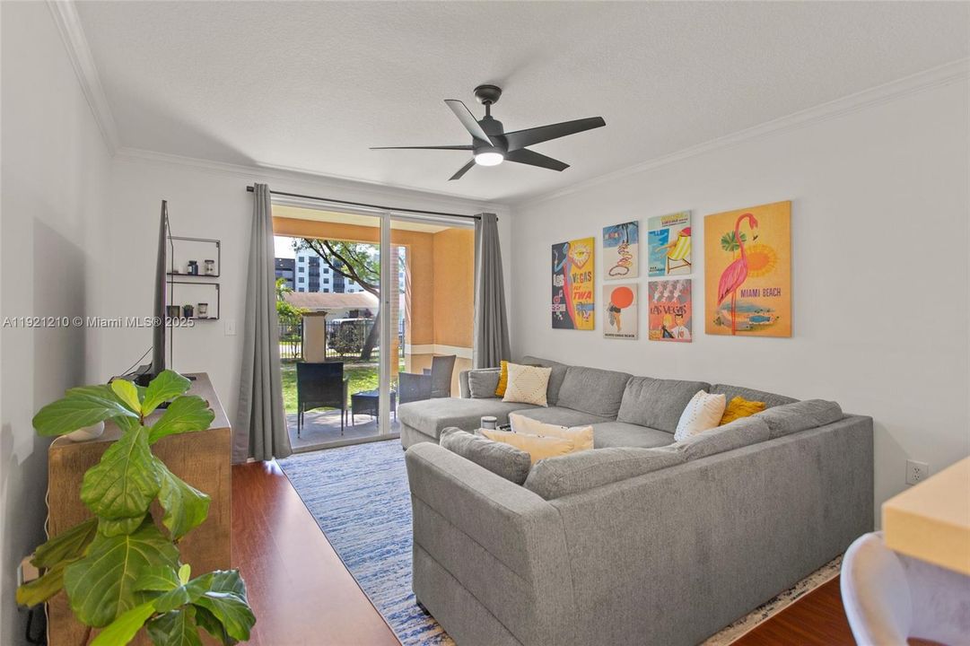 Active With Contract: $2,300 (1 beds, 1 baths, 697 Square Feet)