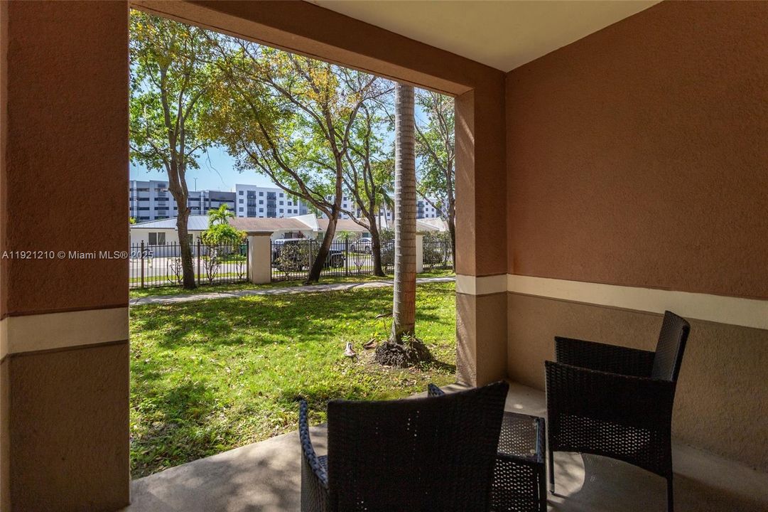 Active With Contract: $2,300 (1 beds, 1 baths, 697 Square Feet)