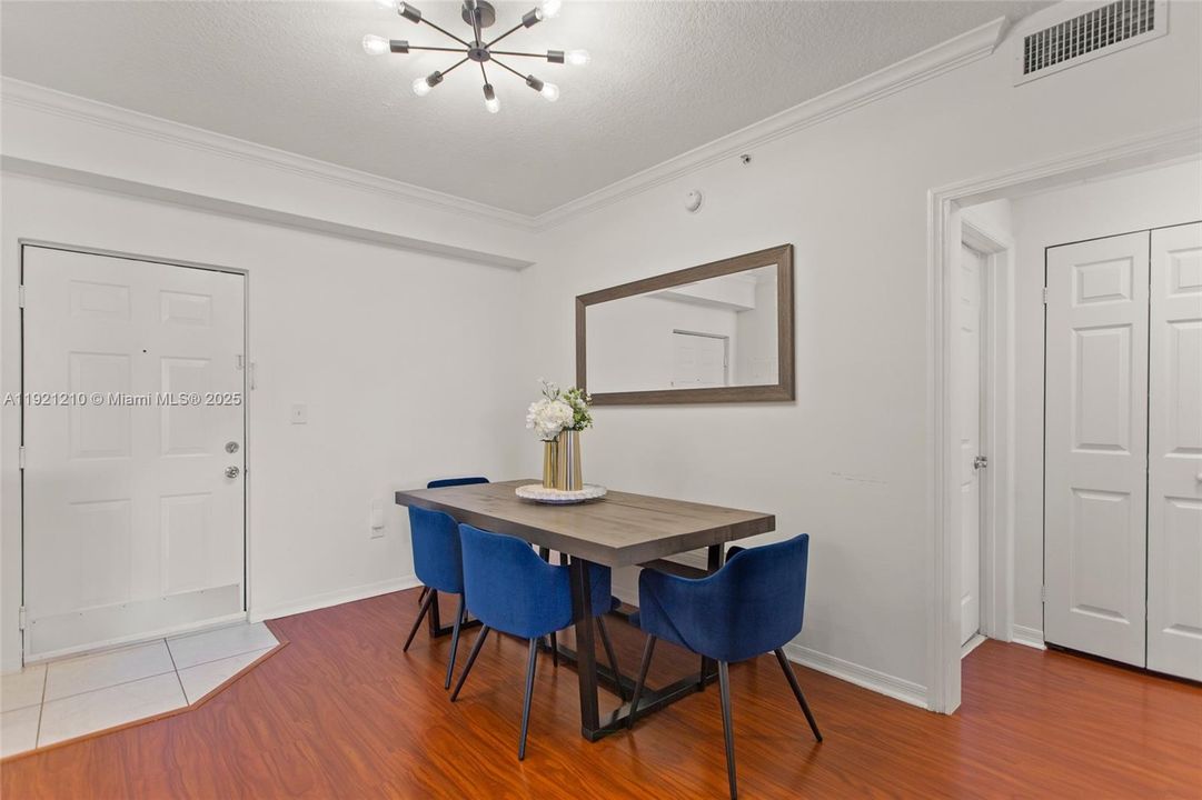 Active With Contract: $2,300 (1 beds, 1 baths, 697 Square Feet)
