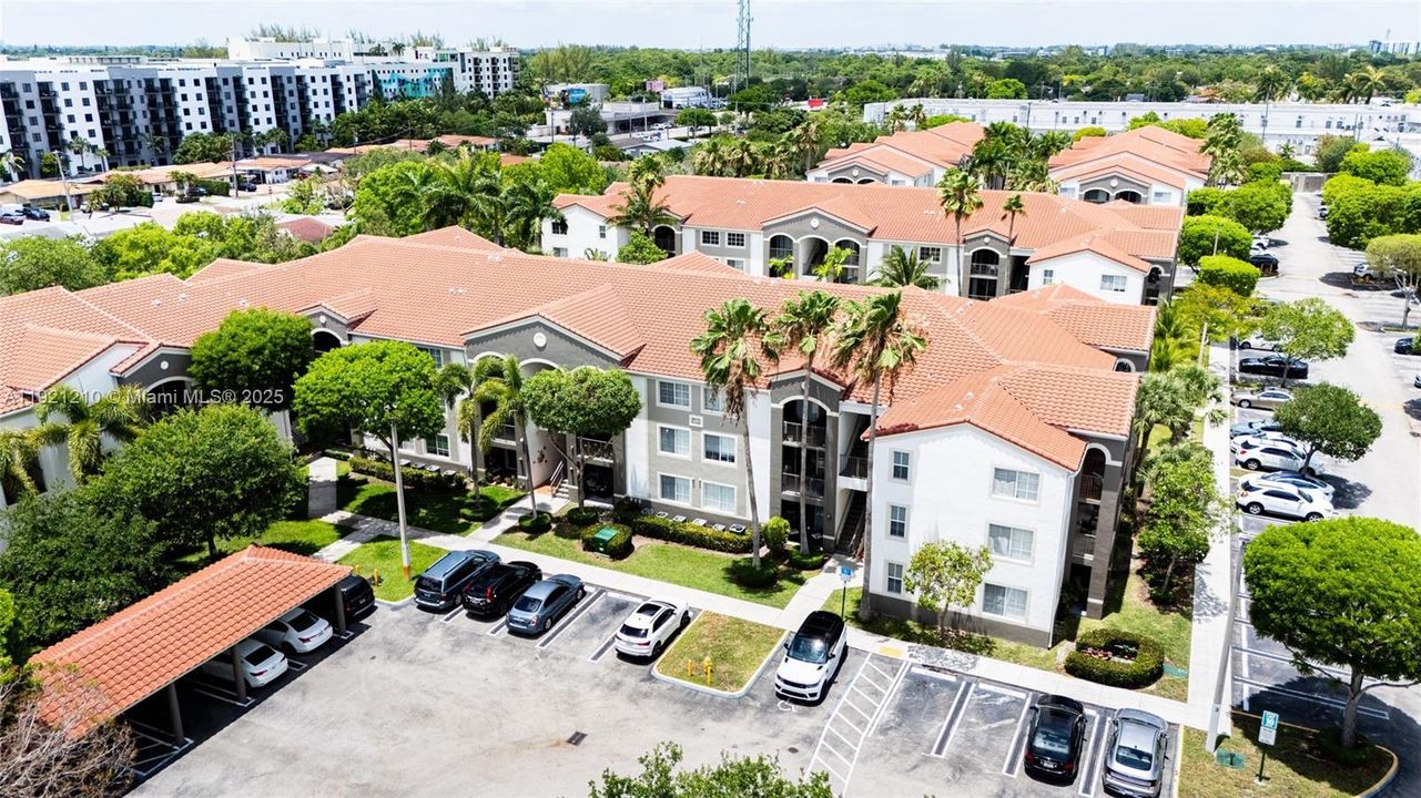 Active With Contract: $2,300 (1 beds, 1 baths, 697 Square Feet)