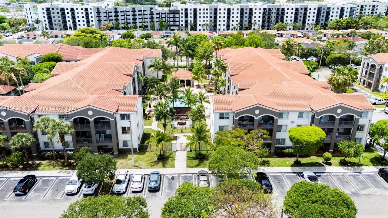 Active With Contract: $2,300 (1 beds, 1 baths, 697 Square Feet)