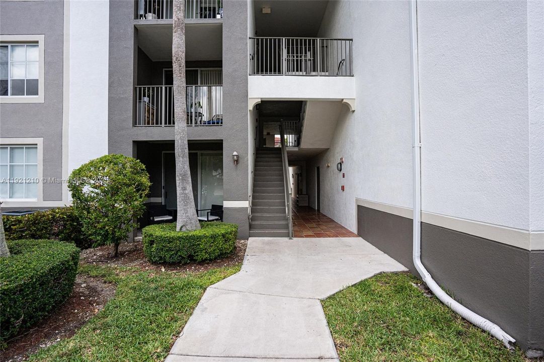 Active With Contract: $2,300 (1 beds, 1 baths, 697 Square Feet)