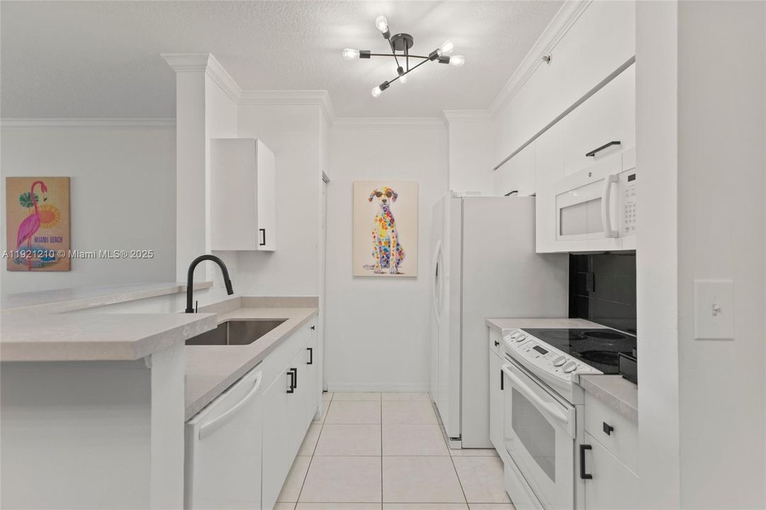 Active With Contract: $2,300 (1 beds, 1 baths, 697 Square Feet)