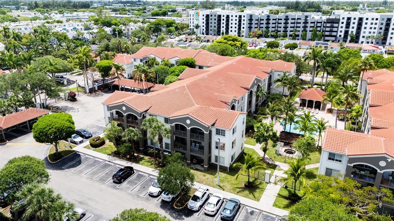 Active With Contract: $2,300 (1 beds, 1 baths, 697 Square Feet)