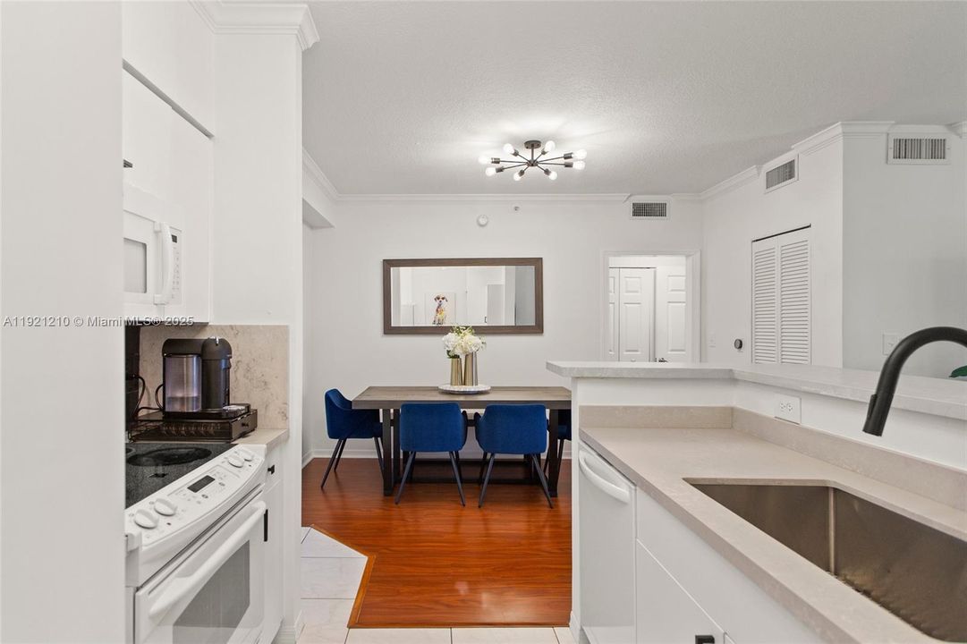 Active With Contract: $2,300 (1 beds, 1 baths, 697 Square Feet)