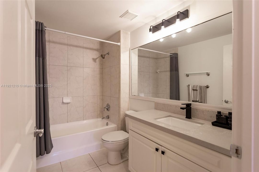 Active With Contract: $2,300 (1 beds, 1 baths, 697 Square Feet)