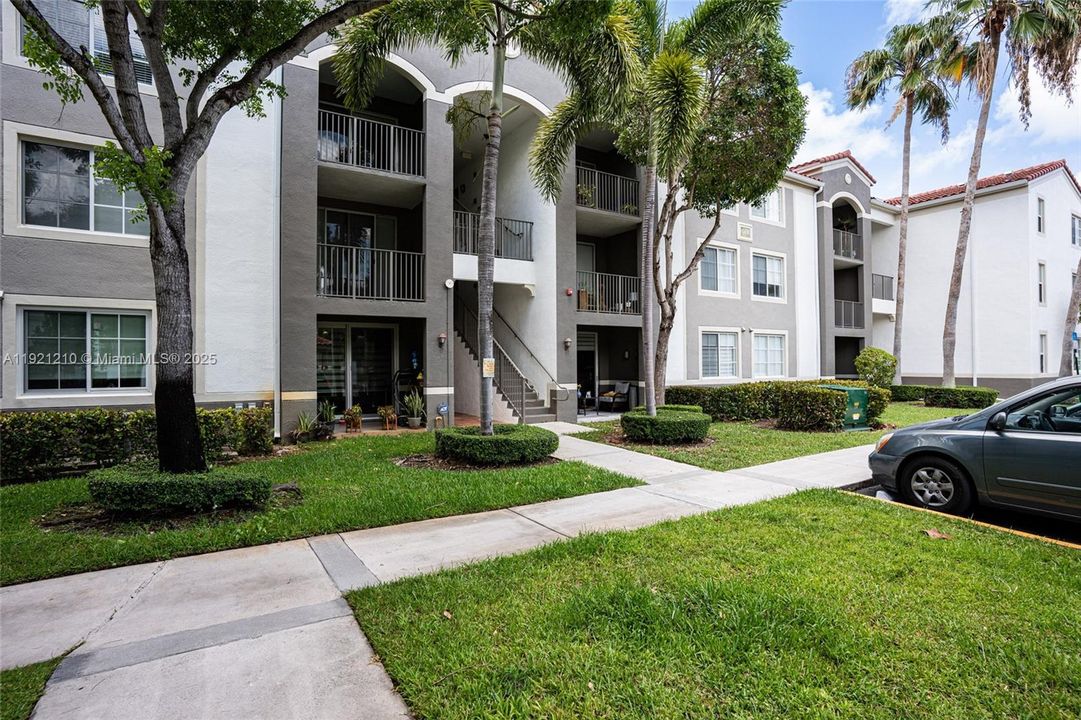 Active With Contract: $2,300 (1 beds, 1 baths, 697 Square Feet)
