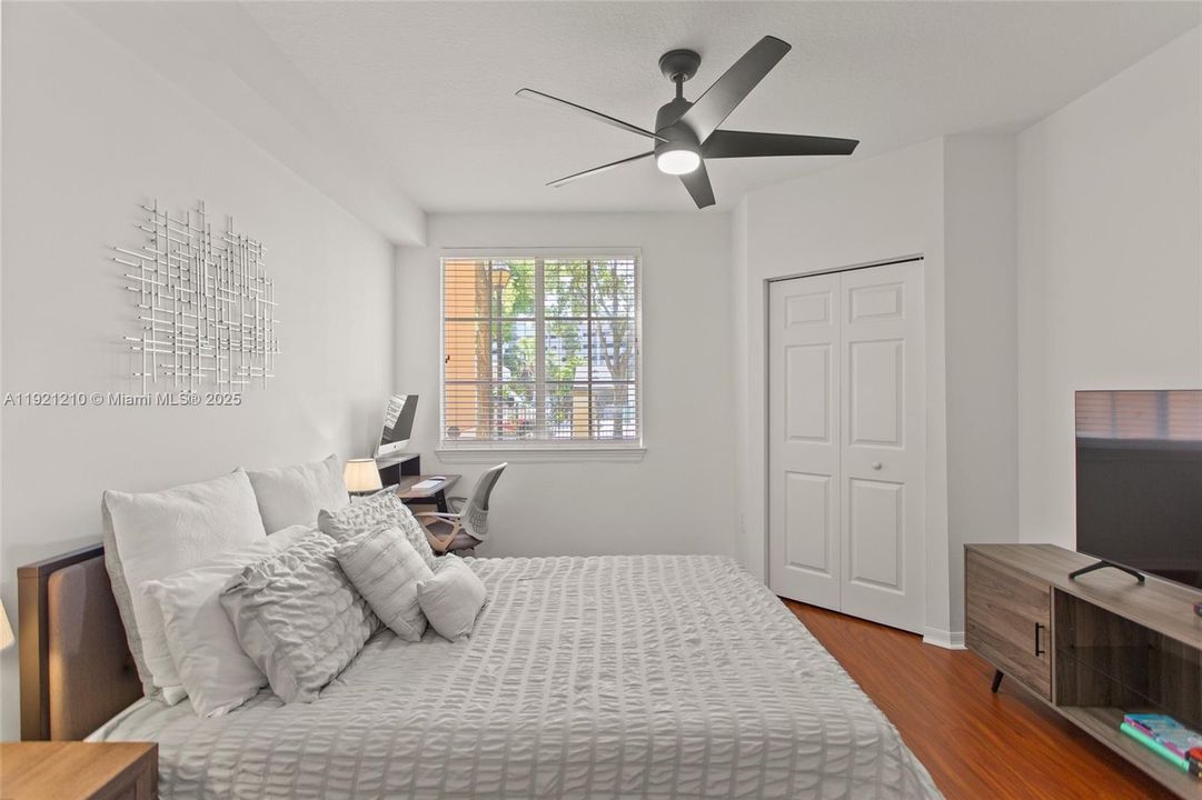 Active With Contract: $2,300 (1 beds, 1 baths, 697 Square Feet)