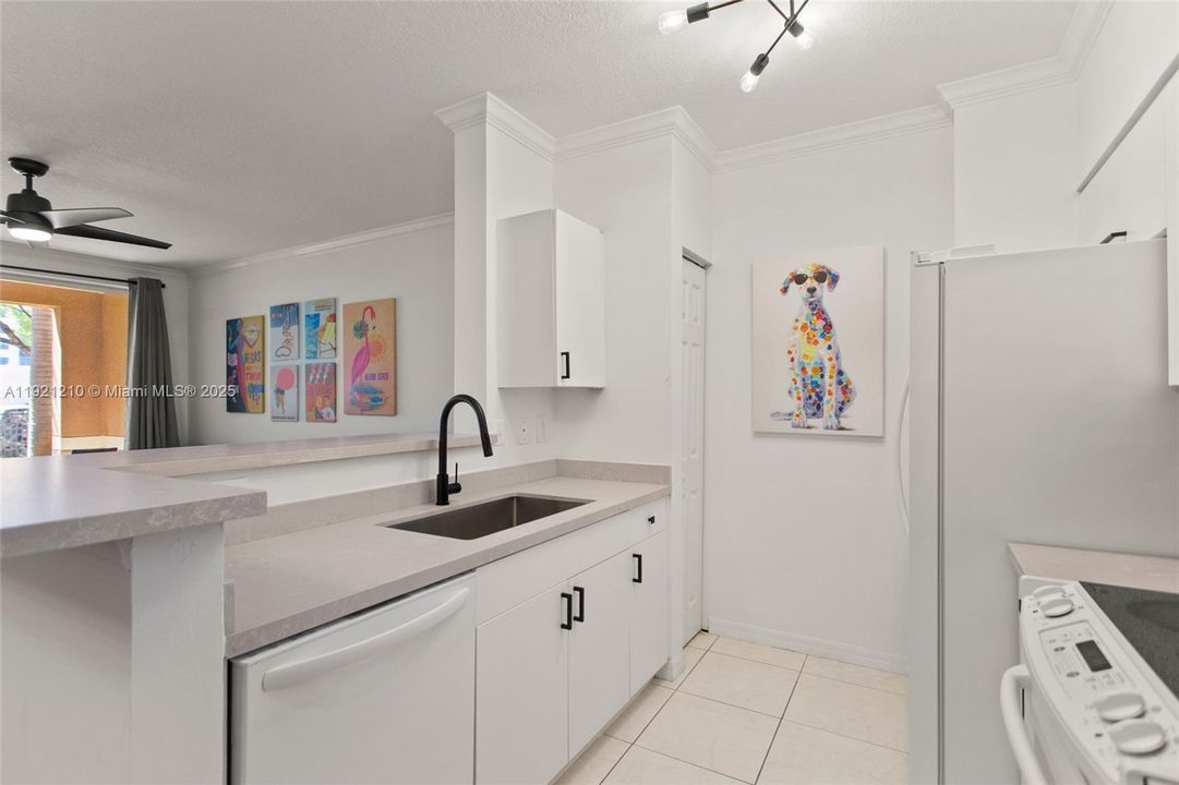 Active With Contract: $2,300 (1 beds, 1 baths, 697 Square Feet)