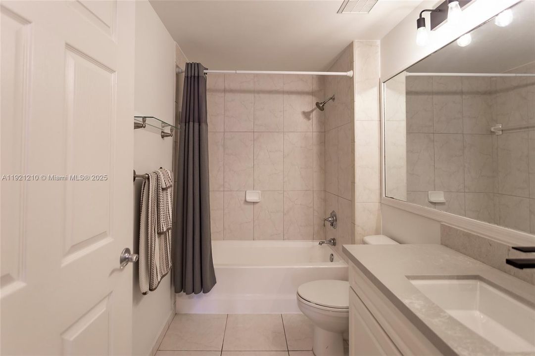 Active With Contract: $2,300 (1 beds, 1 baths, 697 Square Feet)