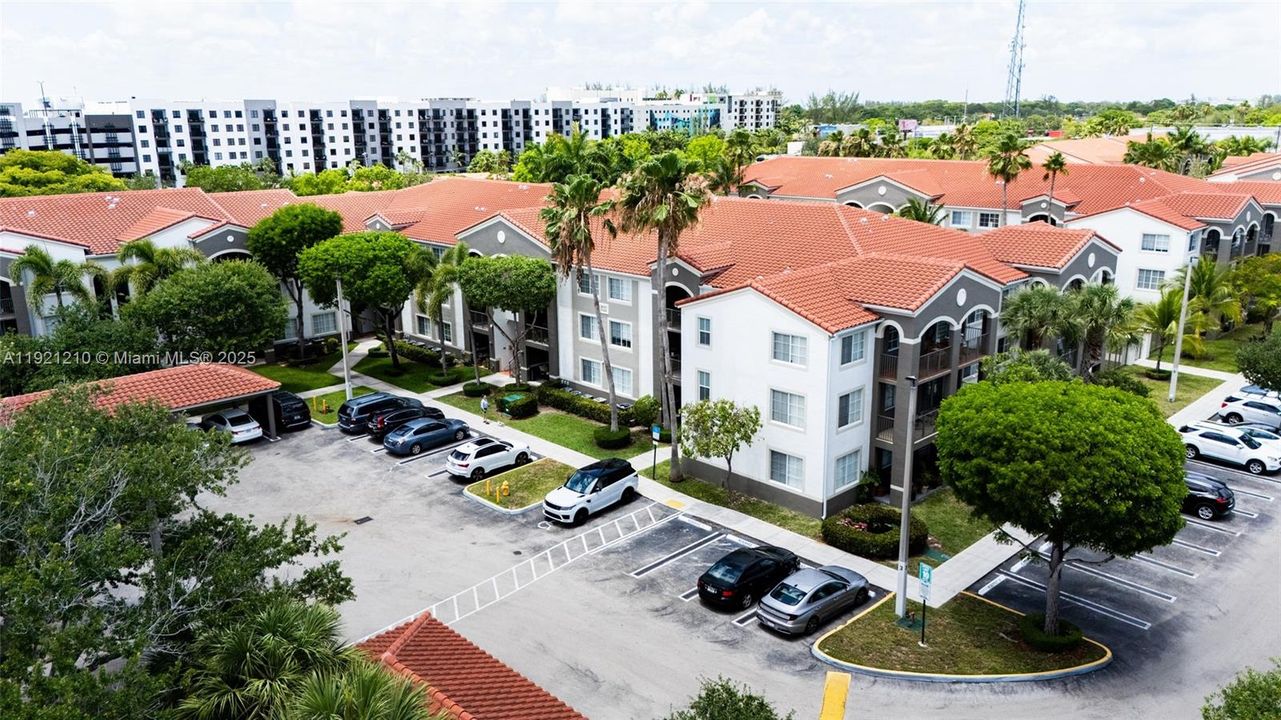 Active With Contract: $2,300 (1 beds, 1 baths, 697 Square Feet)