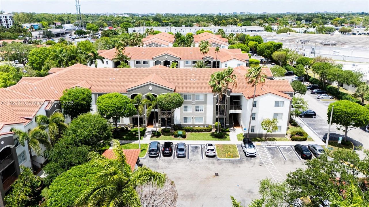 Active With Contract: $2,300 (1 beds, 1 baths, 697 Square Feet)